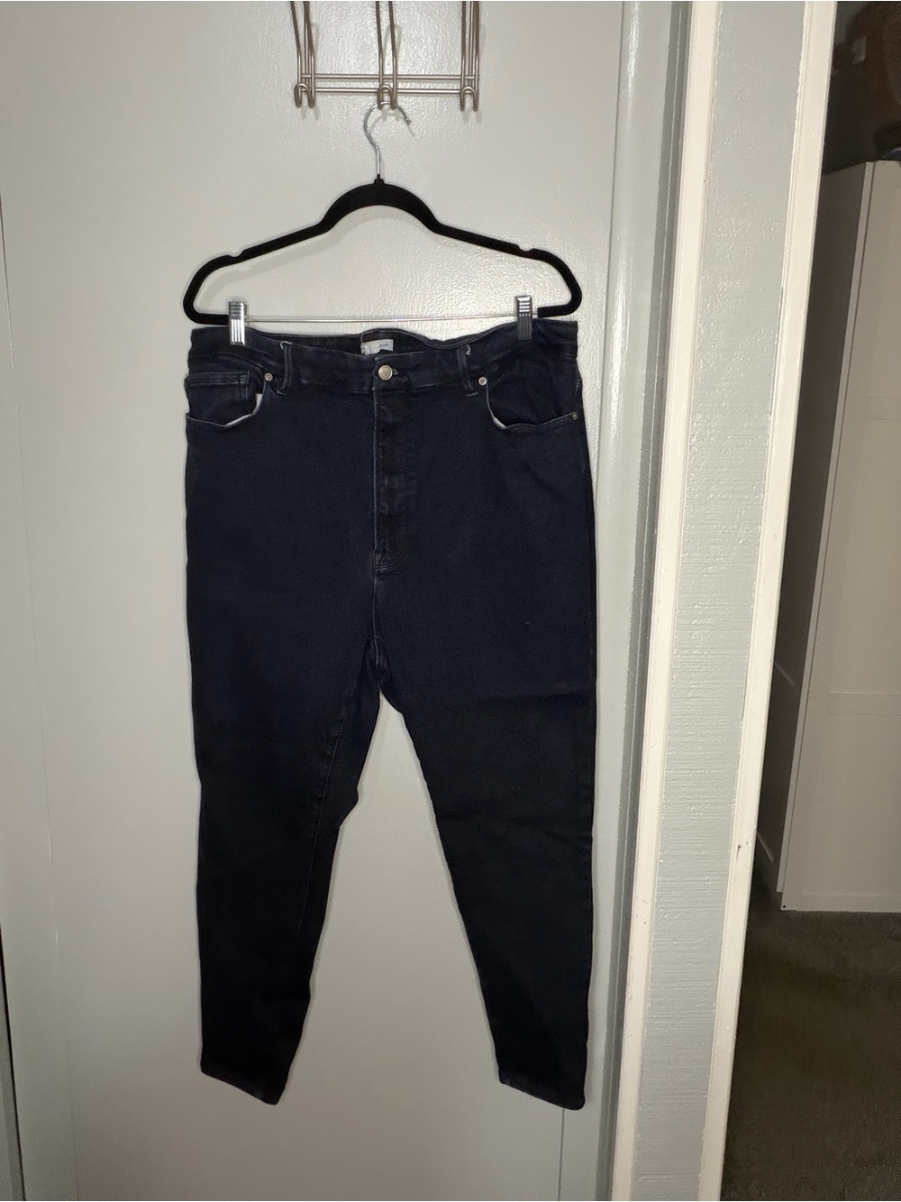 Good American High-Rise Jeans in Dark Blue always fit size 28-32